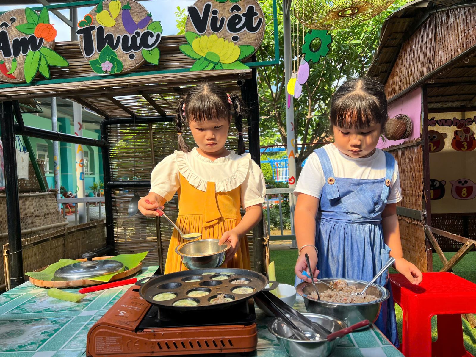 Bé đổ bánh khọt